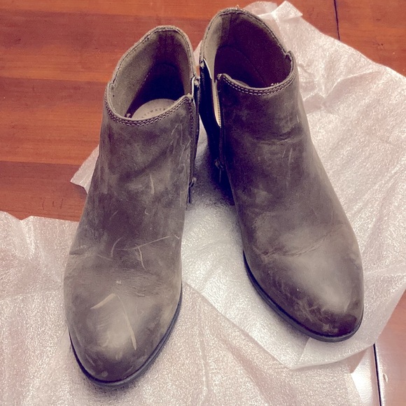 CLARKS COLLECTION. ANKLE BOOT. SIZE 7.5. Worn abt 3 times. Distressed  EUC - Picture 2 of 13